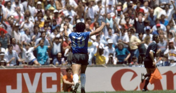 Detalle de la nueva camiseta negra de Argentina con vivos celestes y azules para el Mundial 2026