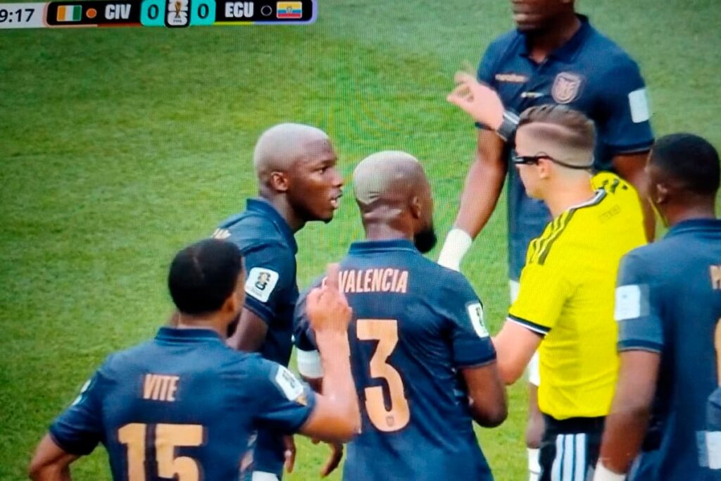 Árbitro obliga a jugador lesionado a salir del campo por regla 5.3 FIFA durante partido del Mundial