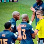 Árbitro obliga a jugador lesionado a salir del campo por regla 5.3 FIFA durante partido del Mundial