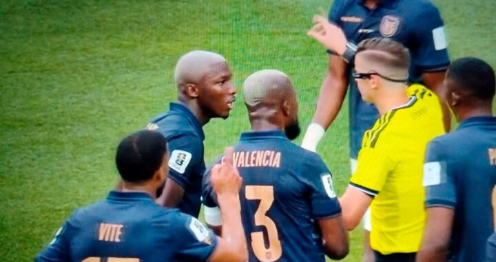 Árbitro obliga a jugador lesionado a salir del campo por regla 5.3 FIFA durante partido del Mundial
