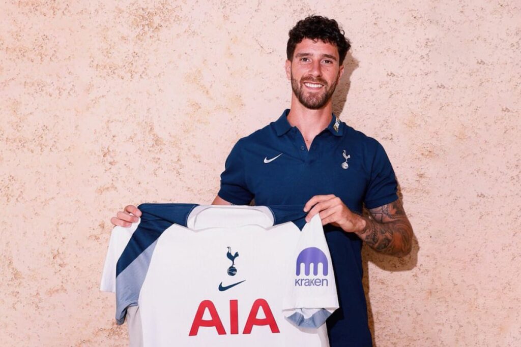 Marcos Senesi con camiseta del Tottenham junto a Osvaldo Ardiles en video de bienvenida