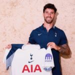 Marcos Senesi con camiseta del Tottenham junto a Osvaldo Ardiles en video de bienvenida