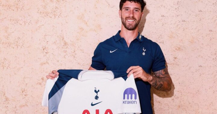 Marcos Senesi con camiseta del Tottenham junto a Osvaldo Ardiles en video de bienvenida