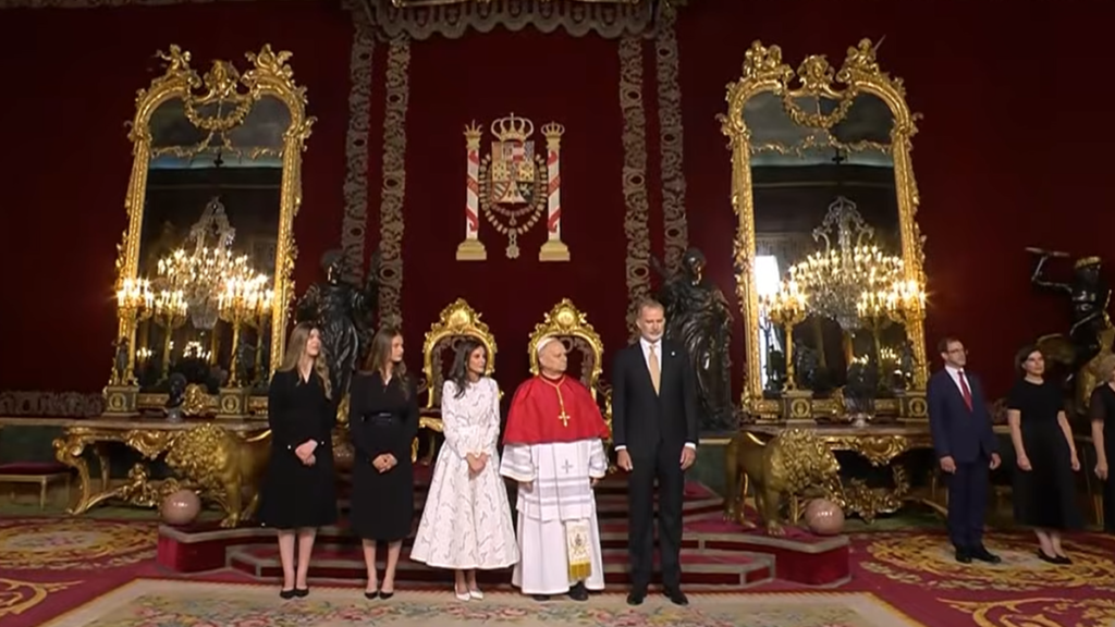 Reina Letizia en blanco y princesas Leonor y Sofía de negro ante el papa León XIV en el Palacio Real, 6 de junio de 2026