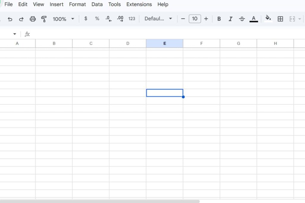 Interfaz de Google Sheets mostrando colaboración en tiempo real con múltiples usuarios editando una hoja de cálculo