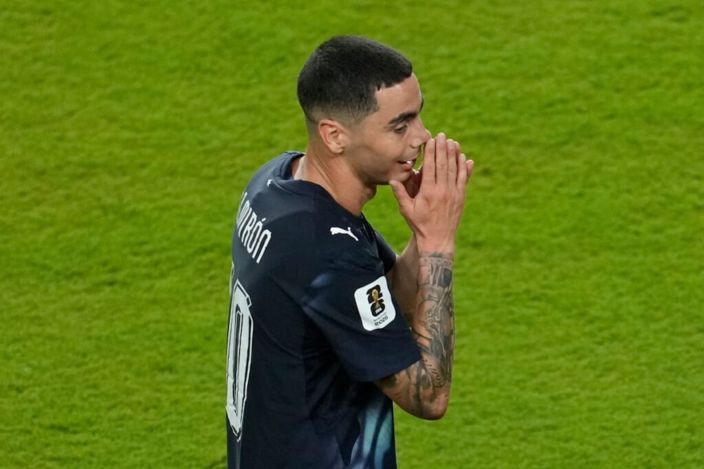 Iván Barton muestra tarjeta roja a Miguel Almirón mientras Mert Muldur celebra, Paraguay con 10 en Mundial 2026