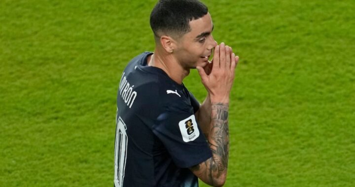 Iván Barton muestra tarjeta roja a Miguel Almirón mientras Mert Muldur celebra, Paraguay con 10 en Mundial 2026