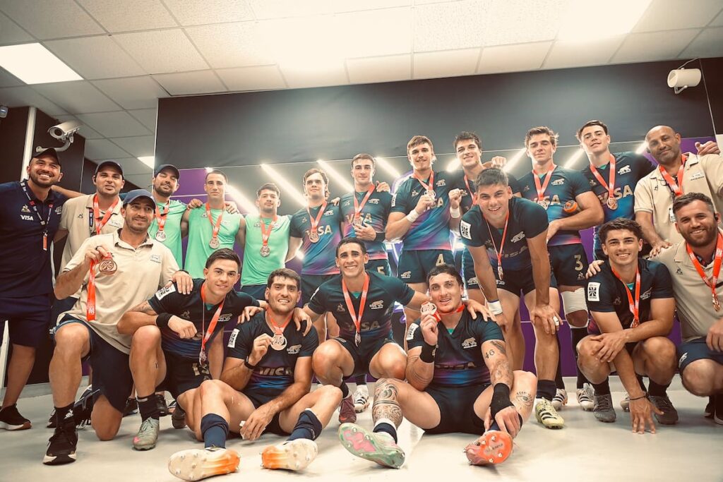 Celebración de los Pumas 7s con medalla de bronce tras vencer 28-17 a Fiji en Valladolid, rompiendo racha histórica