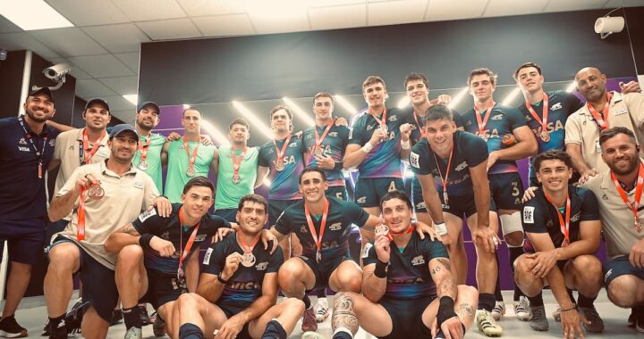 Celebración de los Pumas 7s con medalla de bronce tras vencer 28-17 a Fiji en Valladolid, rompiendo racha histórica