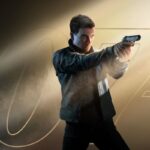 Captura de 007 First Light mostrando al joven James Bond en misión en Islandia con explosiones al fondo y el logo del MI6