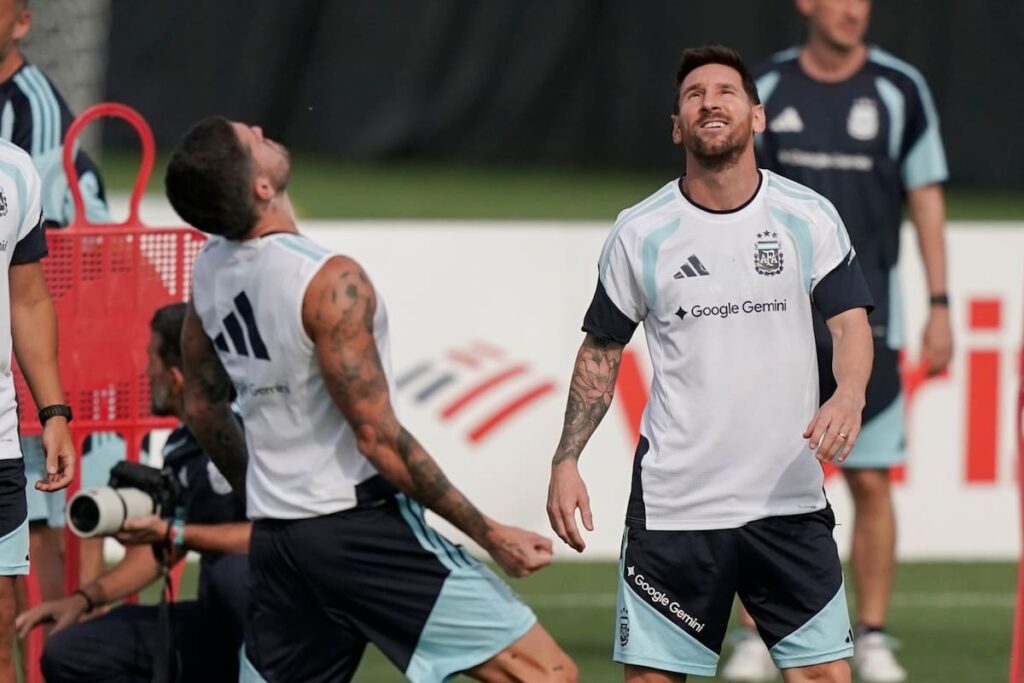 Jugadores de Argentina y Austria en el campo del AT&T Stadium durante el partido decisivo por el liderato del grupo