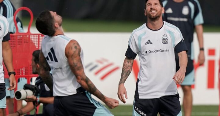 Jugadores de Argentina y Austria en el campo del AT&T Stadium durante el partido decisivo por el liderato del grupo