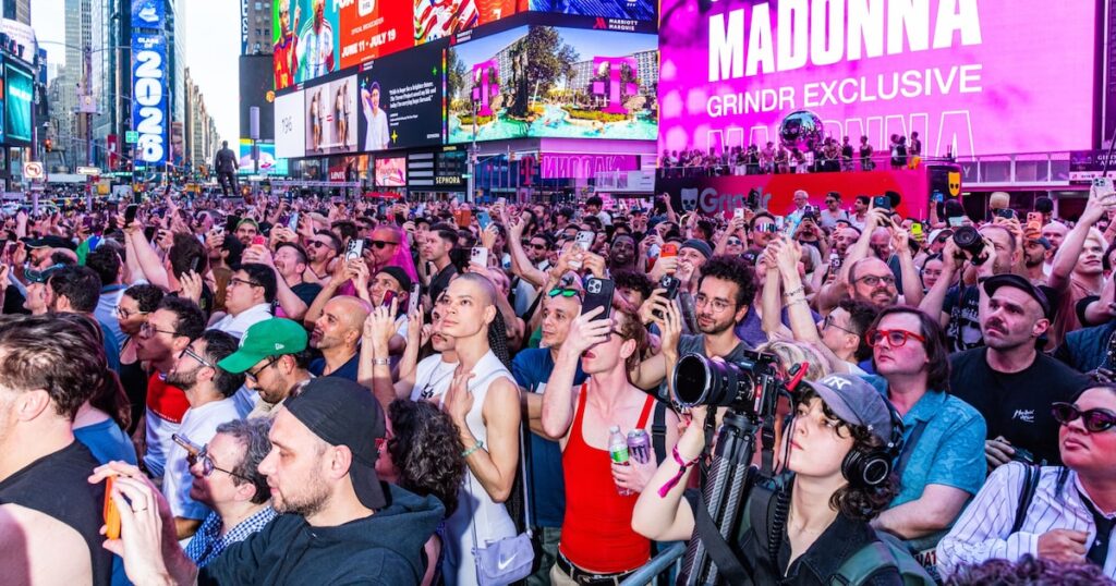 Madonna en concierto sorpresa en Times Square con colaboración de Grindr para 15 millones de usuarios