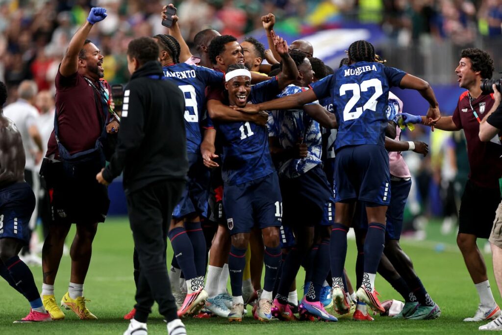 Equipo de Cabo Verde celebra su clasificación histórica al Mundial 2026 frente a Argentina