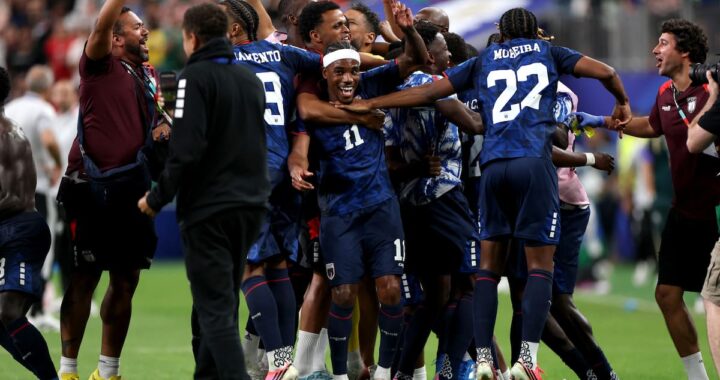 Equipo de Cabo Verde celebra su clasificación histórica al Mundial 2026 frente a Argentina