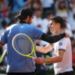 Juan Manuel Cerúndolo agacha la cabeza tras perder con Berrettini en octavos de Roland Garros 2025, con la arcilla roja de fondo