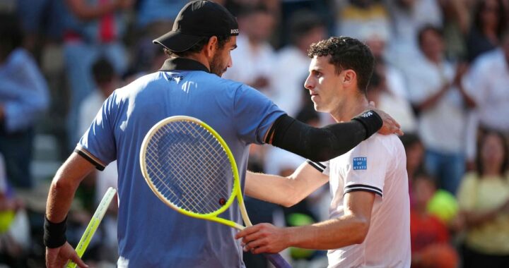 Juan Manuel Cerúndolo agacha la cabeza tras perder con Berrettini en octavos de Roland Garros 2025, con la arcilla roja de fondo
