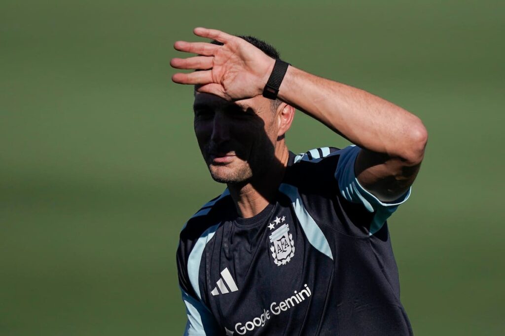 Scaloni observa a jugadores lesionados de Argentina en entrenamiento previo al Mundial 2026