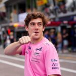 Franco Colapinto analizando datos técnicos en boxes con el circuito de Mónaco y yates de fondo, bajo presión por el nuevo reglamento eléctrico
