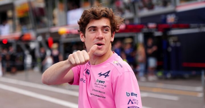 Franco Colapinto analizando datos técnicos en boxes con el circuito de Mónaco y yates de fondo, bajo presión por el nuevo reglamento eléctrico