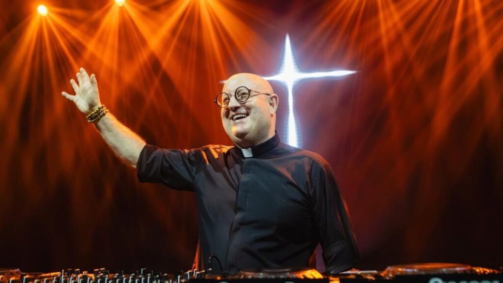 Padre Guilherme DJ en concierto masivo en Quito con público y luces de neón