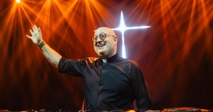 Padre Guilherme DJ en concierto masivo en Quito con público y luces de neón