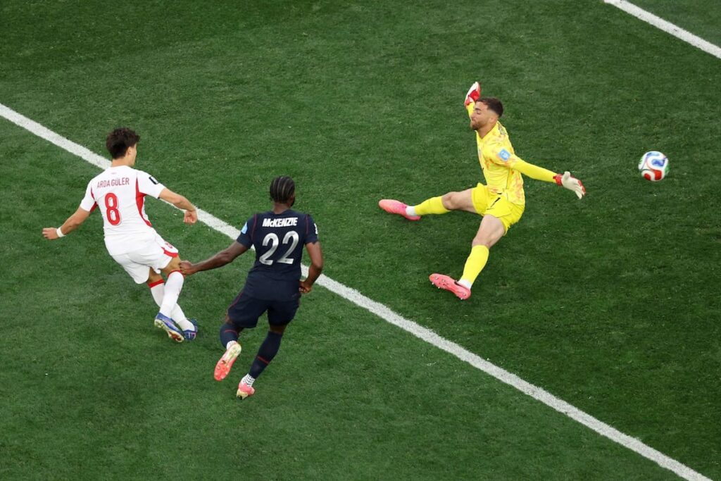 Kaan Ayhan celebra su gol en el minuto 90+9 que dio el triunfo 3-2 a Turquía sobre EE.UU. en Los Ángeles