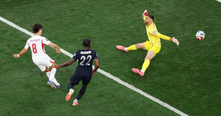 Kaan Ayhan celebra su gol en el minuto 90+9 que dio el triunfo 3-2 a Turquía sobre EE.UU. en Los Ángeles