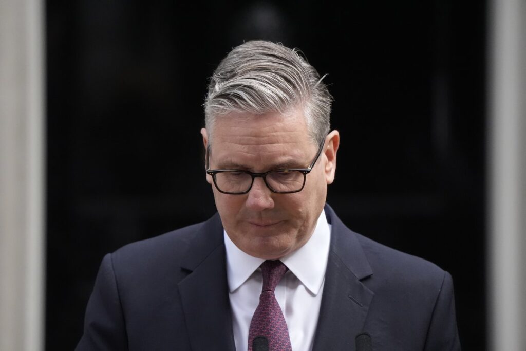 Keir Starmer anunciando su dimisión como primer ministro de Reino Unido en un discurso histórico