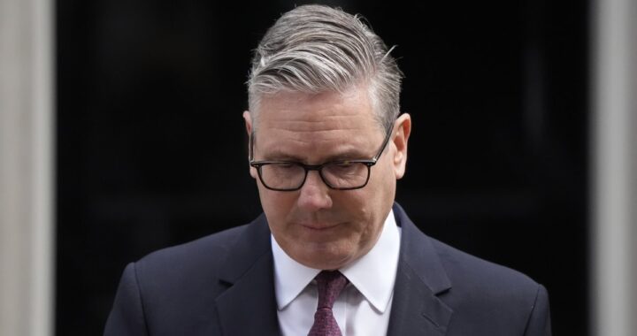 Keir Starmer anunciando su dimisión como primer ministro de Reino Unido en un discurso histórico