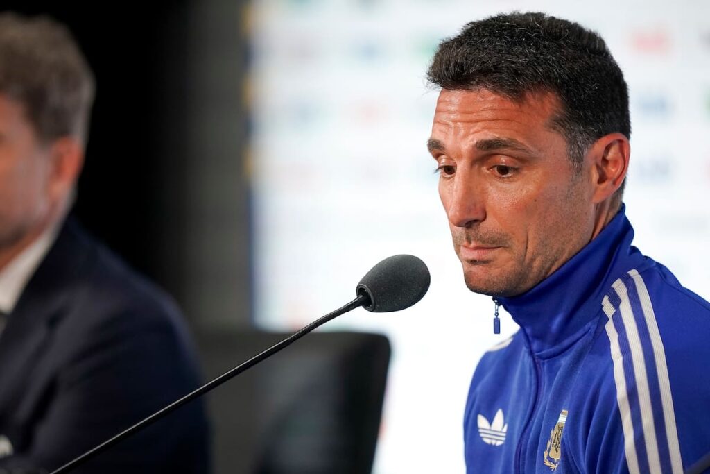 Scaloni en conferencia de prensa desmintiendo rumores sobre Messi con el equipo argentino a su lado