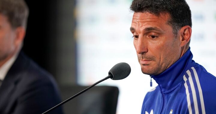 Scaloni en conferencia de prensa desmintiendo rumores sobre Messi con el equipo argentino a su lado
