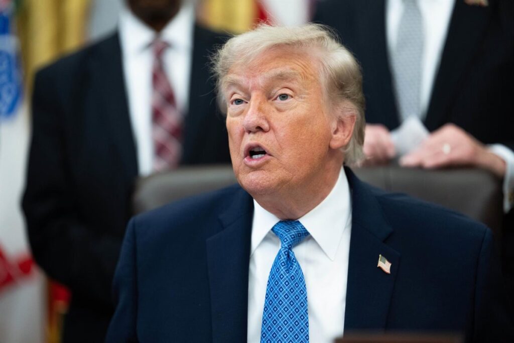 Donald Trump en discurso advirtiendo a Irán sobre ataques en el estrecho de Ormuz con fondo de mapa militar