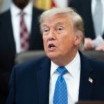 Donald Trump en discurso advirtiendo a Irán sobre ataques en el estrecho de Ormuz con fondo de mapa militar