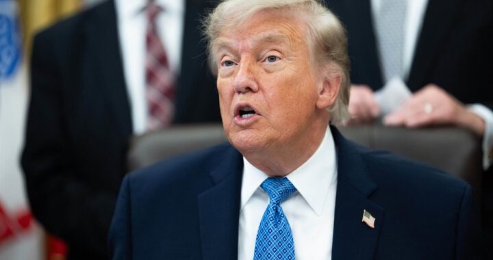 Donald Trump en discurso advirtiendo a Irán sobre ataques en el estrecho de Ormuz con fondo de mapa militar