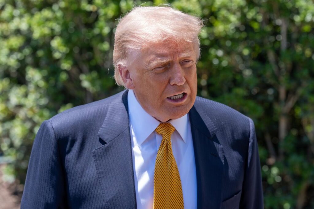 Donald Trump en conferencia anunciando acuerdo histórico con Irán en 48-72 horas para desbloquear estrecho de Ormuz