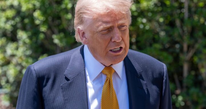 Donald Trump en conferencia anunciando acuerdo histórico con Irán en 48-72 horas para desbloquear estrecho de Ormuz
