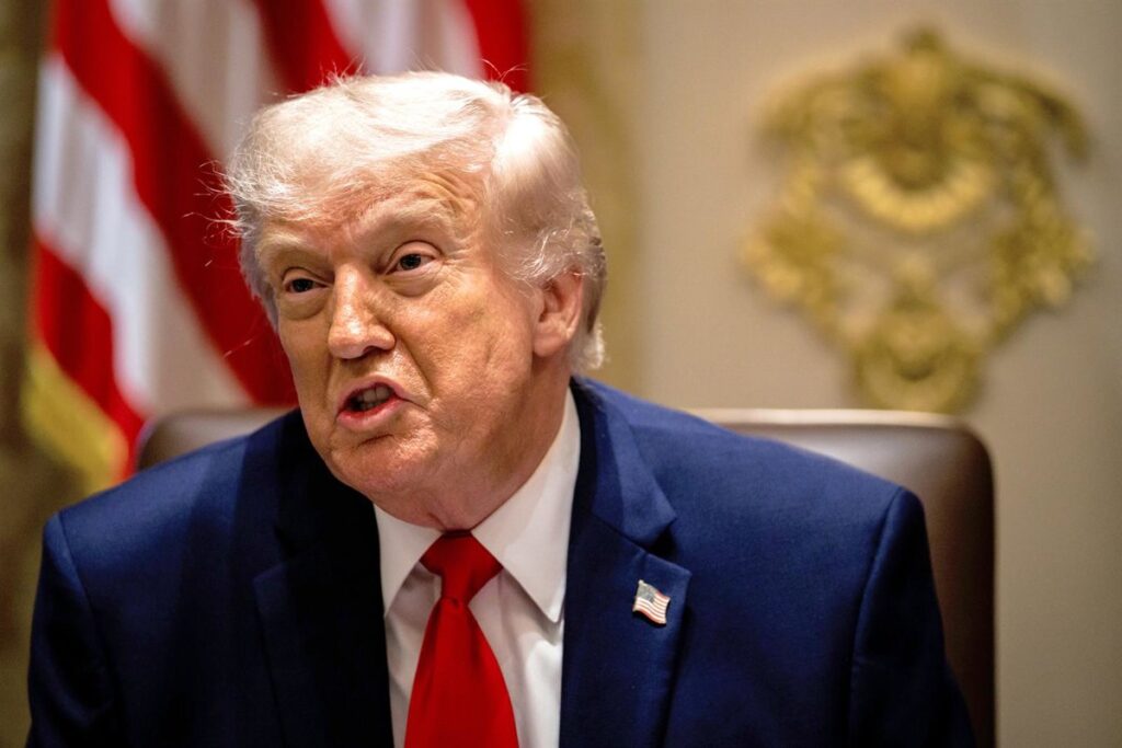 Donald Trump en el Despacho Oval con mapa de Oriente Medio marcando Irán, Israel y Líbano durante crisis diplomática