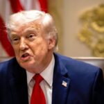 Donald Trump en el Despacho Oval con mapa de Oriente Medio marcando Irán, Israel y Líbano durante crisis diplomática