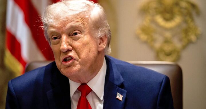Donald Trump en el Despacho Oval con mapa de Oriente Medio marcando Irán, Israel y Líbano durante crisis diplomática