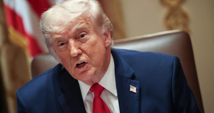 Helicóptero Apache estadounidense sobrevolando el estrecho de Ormuz tras acusación de derribo por Irán según Trump