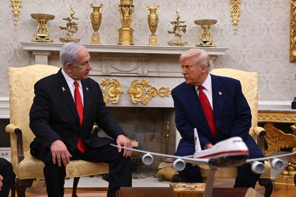 Donald Trump gesticulando en una llamada telefónica tensa con Benjamin Netanyahu por la ofensiva militar en Líbano