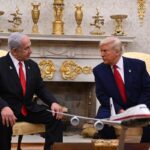 Donald Trump gesticulando en una llamada telefónica tensa con Benjamin Netanyahu por la ofensiva militar en Líbano