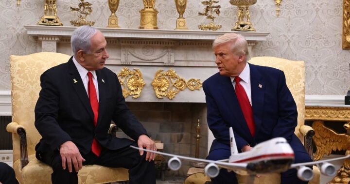 Donald Trump gesticulando en una llamada telefónica tensa con Benjamin Netanyahu por la ofensiva militar en Líbano