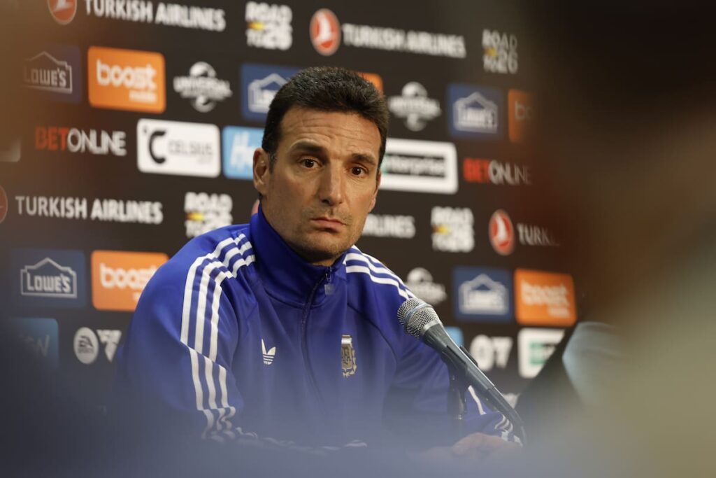 Lionel Scaloni en conferencia de prensa anunciando plazos para lesionados de Argentina previo al amistoso en Texas