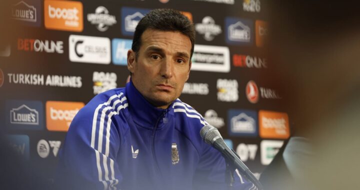 Lionel Scaloni en conferencia de prensa anunciando plazos para lesionados de Argentina previo al amistoso en Texas