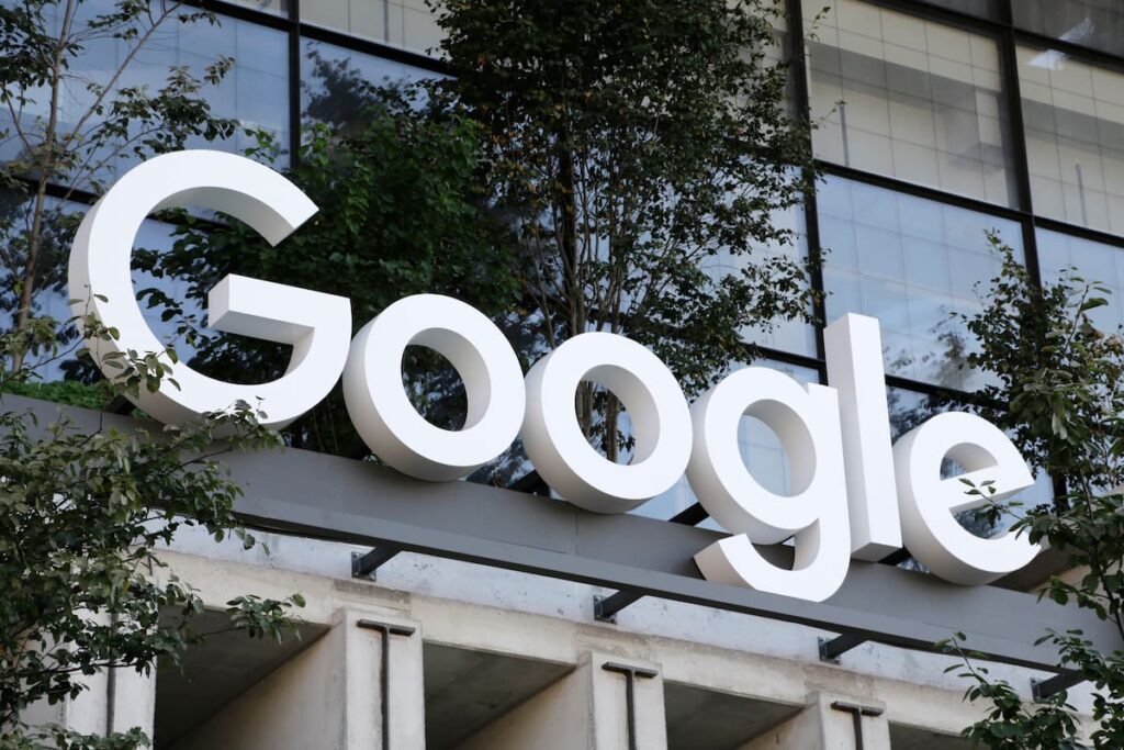 Juez con martillo y libros de ley frente a logos de Google, ChatGPT y Claude simbolizando el fallo legal por IA