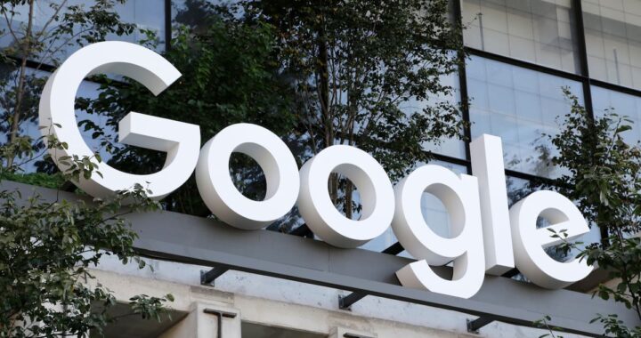 Juez con martillo y libros de ley frente a logos de Google, ChatGPT y Claude simbolizando el fallo legal por IA
