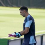 Emiliano Martínez entrenando con guantes y fractura en el dedo anular derecho en el césped