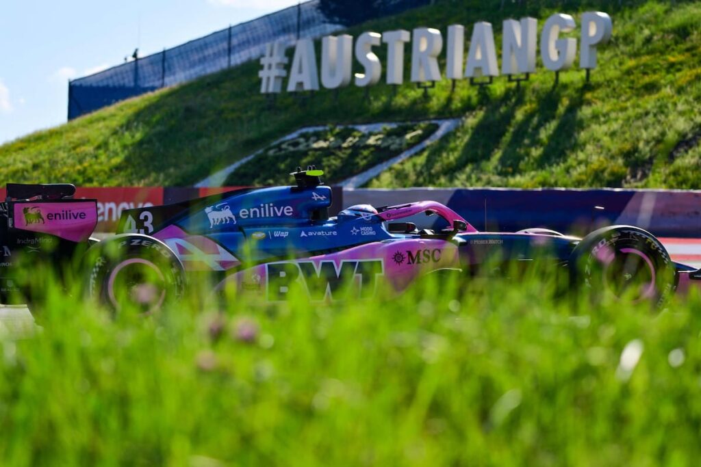 Franco Colapinto en el paddock de Austria con su monopatín tras error en Q2